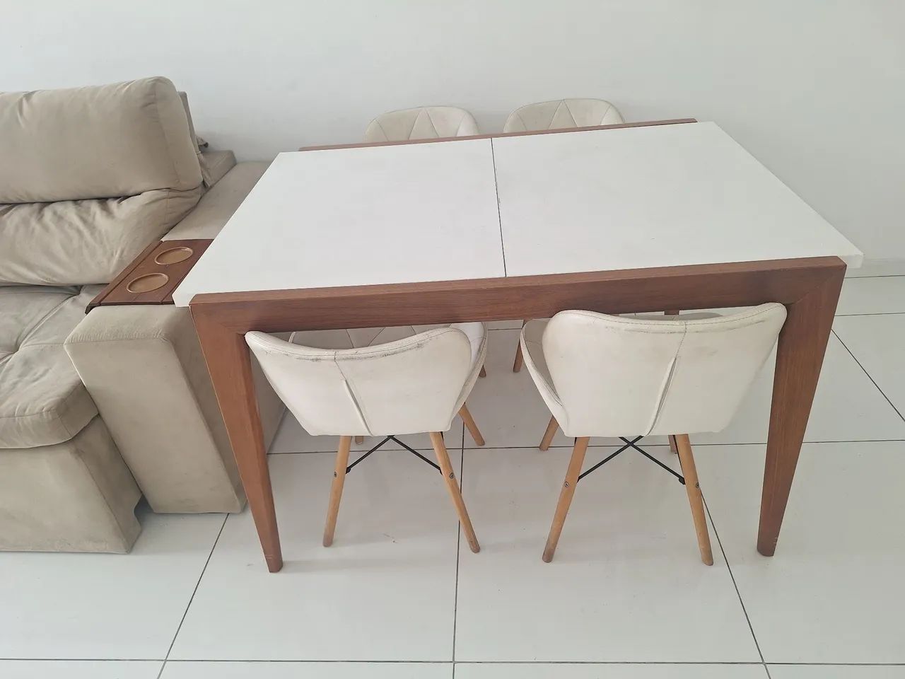 Vendo mesa com extensor e 04 cadeiras - Foto 2
