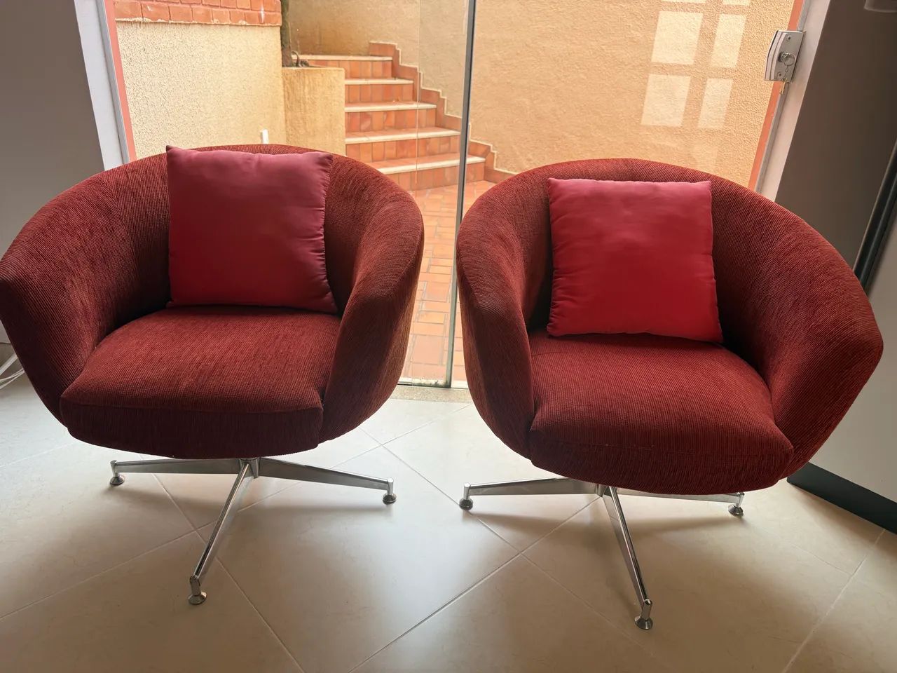 Poltronas Giratórias de Tecido com pés cromados  - Foto 5