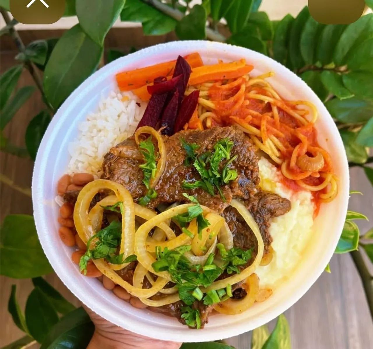 PRECISA-SE DE AUXILIAR DE COZINHA COM EXPERIÊNCIA 