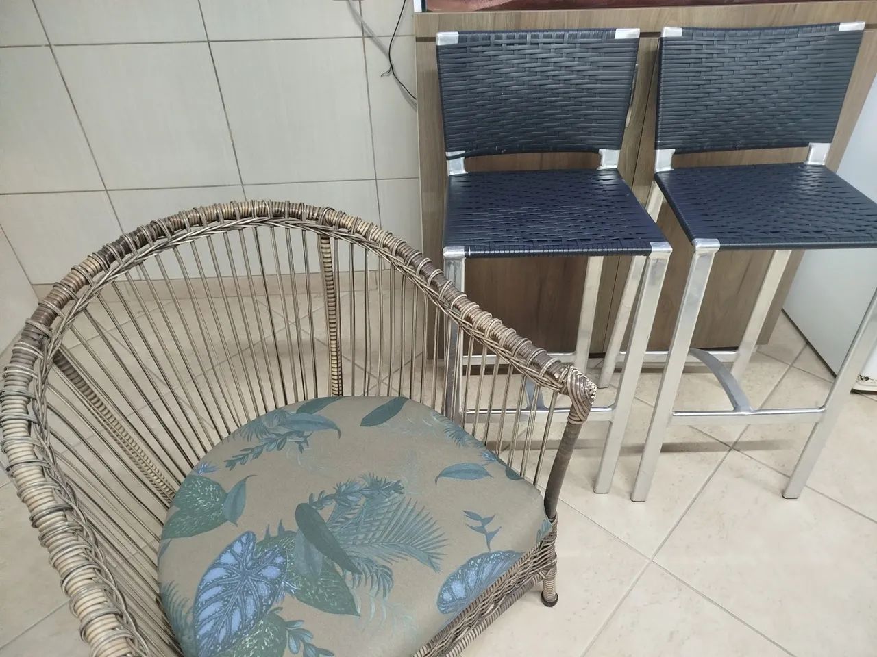 Duas banquetas de alumínio e fibra sintética impecáveis (doando poltrona)   - Foto 2