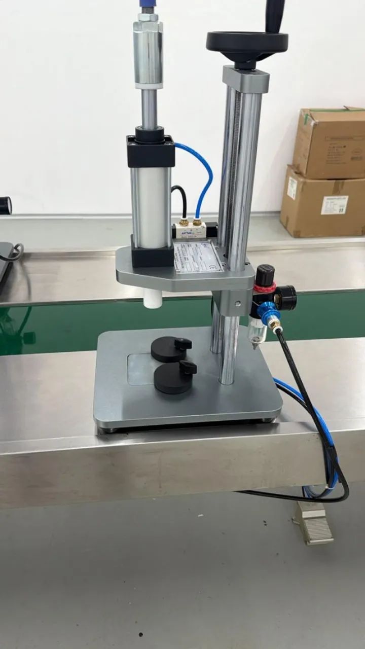  máquina pneumática semiautomática de bancada para fechar e crimpar frascos