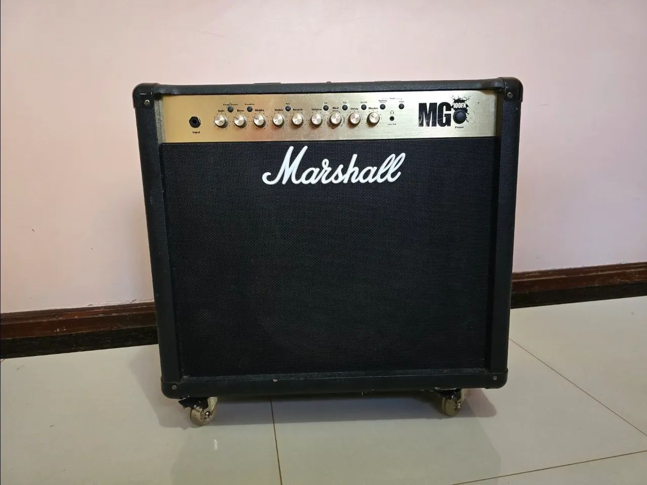 Amplificador Marshall MG100FX + footswitch