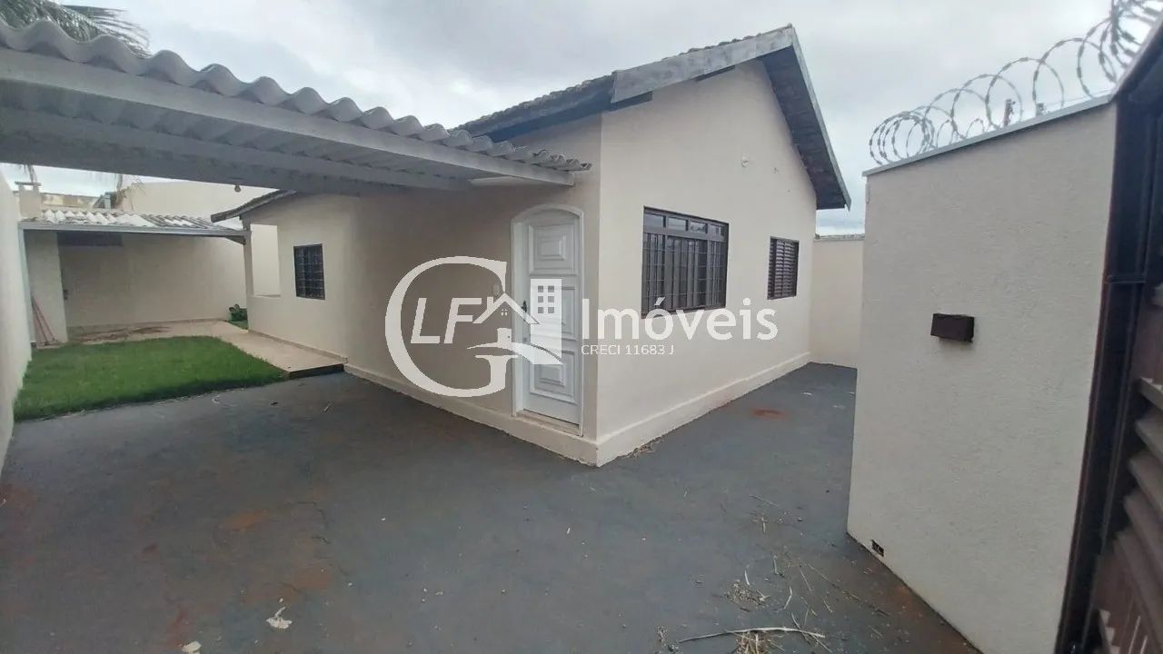 Casa reformada com salão nos fundos - Foto 2
