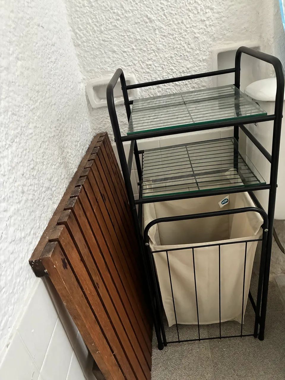 Cesto de roupa suja com prateleiras
