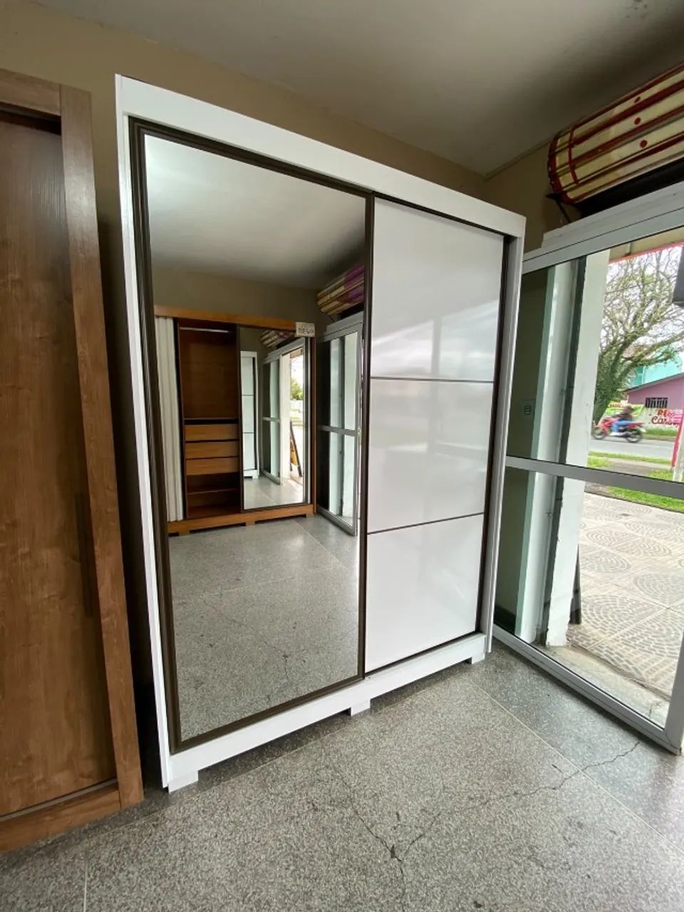 GUARDA ROUPAS SOLTEIRO COM ESPELHO GRANDE - Foto 4
