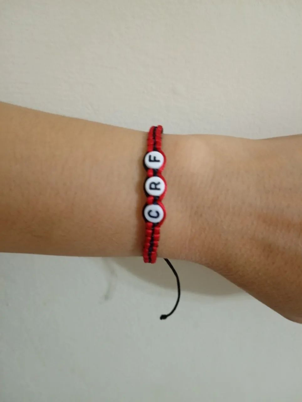 Pulseira em macramê Flamengo - artesanal e ajustável - Foto 3