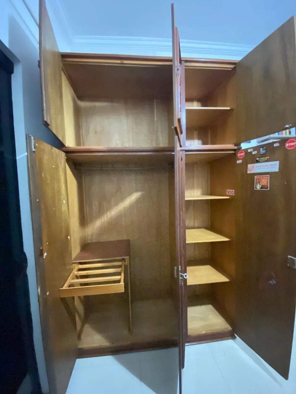 Guarda roupa de madeira maciça 3 portas - Foto 4