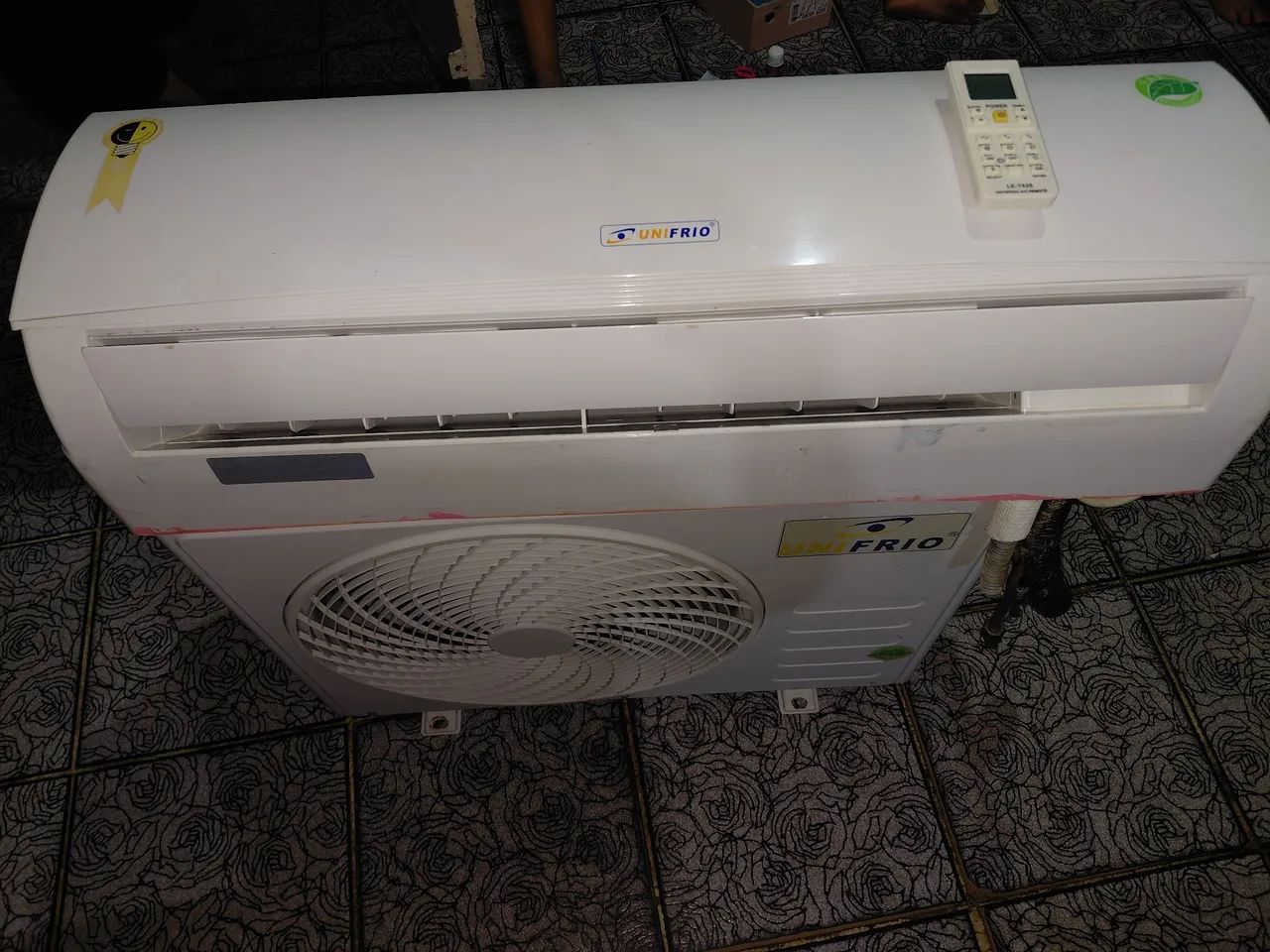 Vendo dois ar condicionado um de caixa e um split  - Foto 3