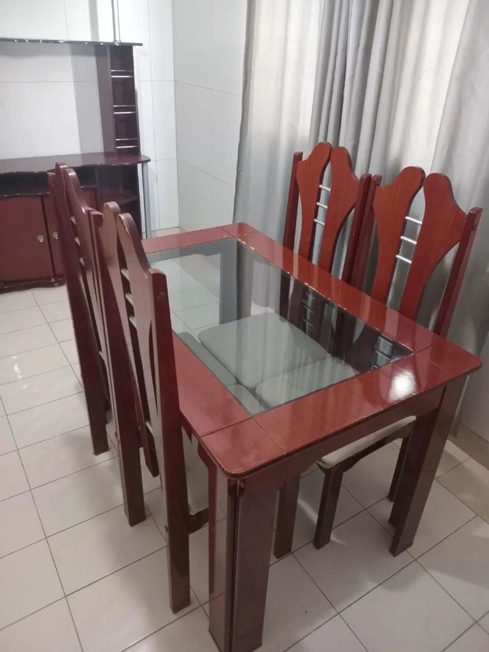 Mesa de madeira com 4 cadeiras em ótimo estado