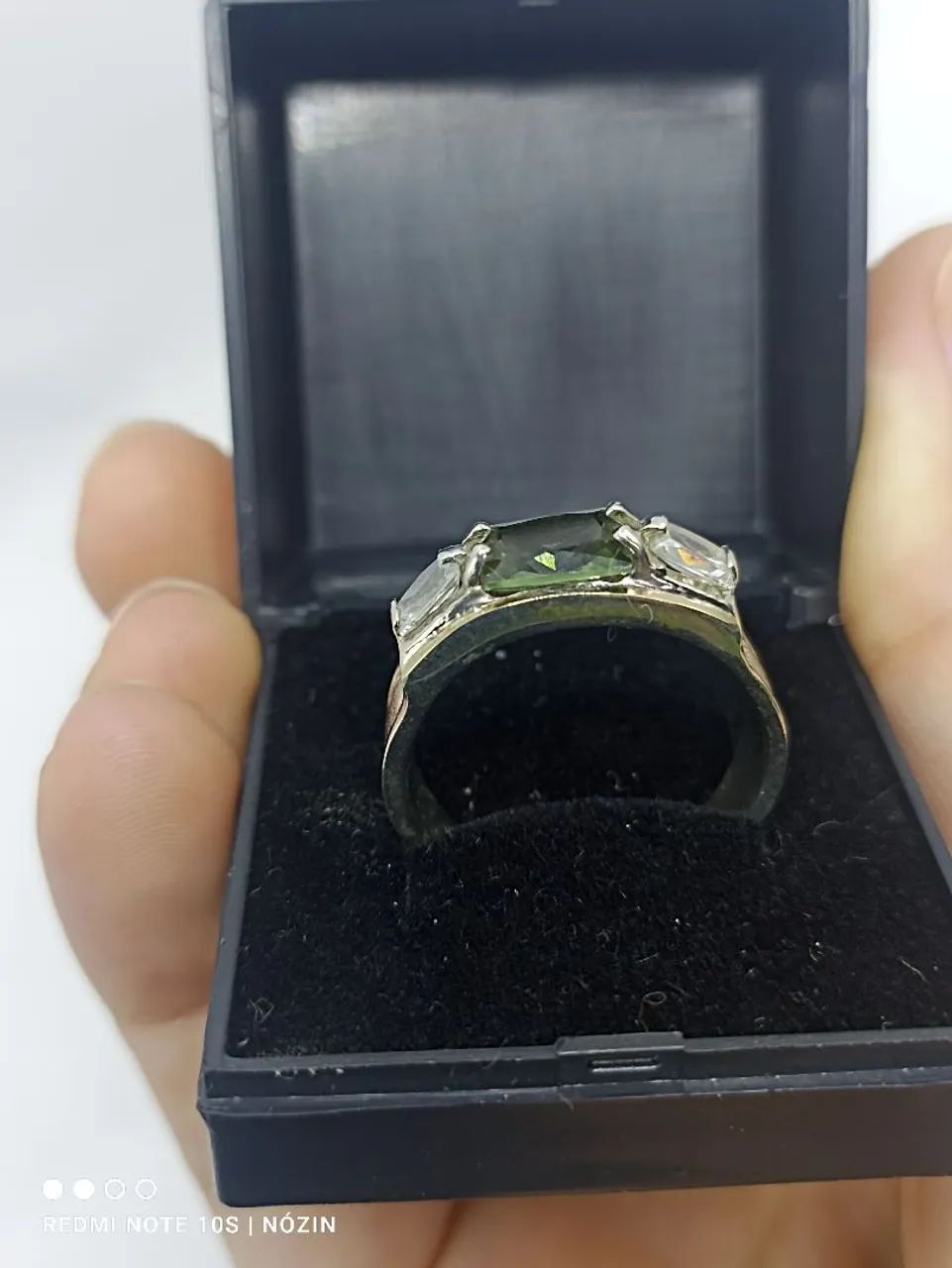 Anel em prata com zirconia verde e branca. - Foto 3
