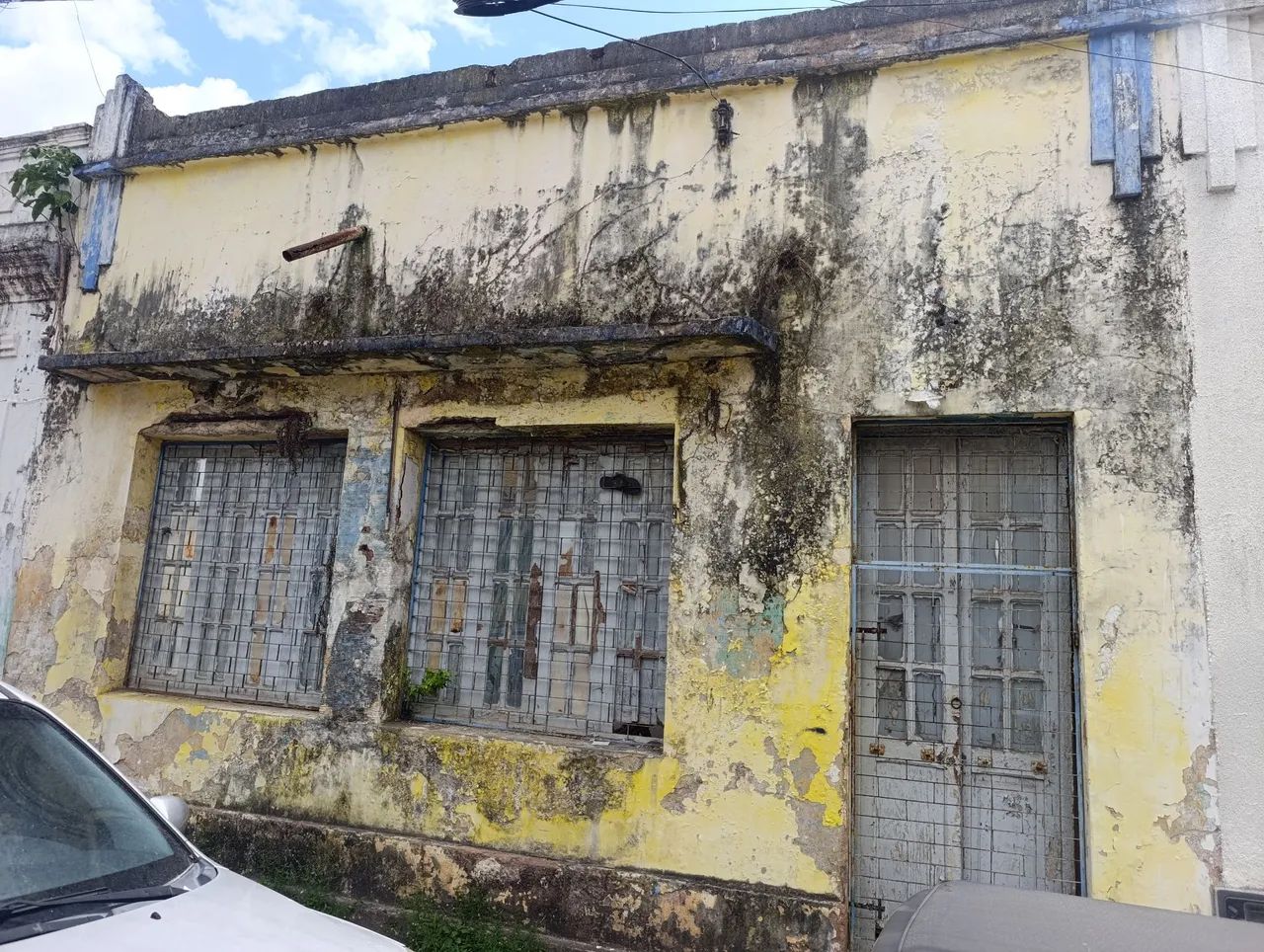 Casa com terreno de rua a rua - Rua da Areia
