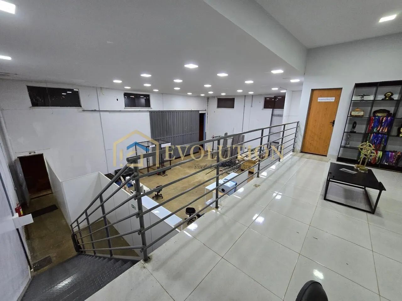 Aluga-se Galpão Comercial com Mezanino Mobiliado - Foto 2