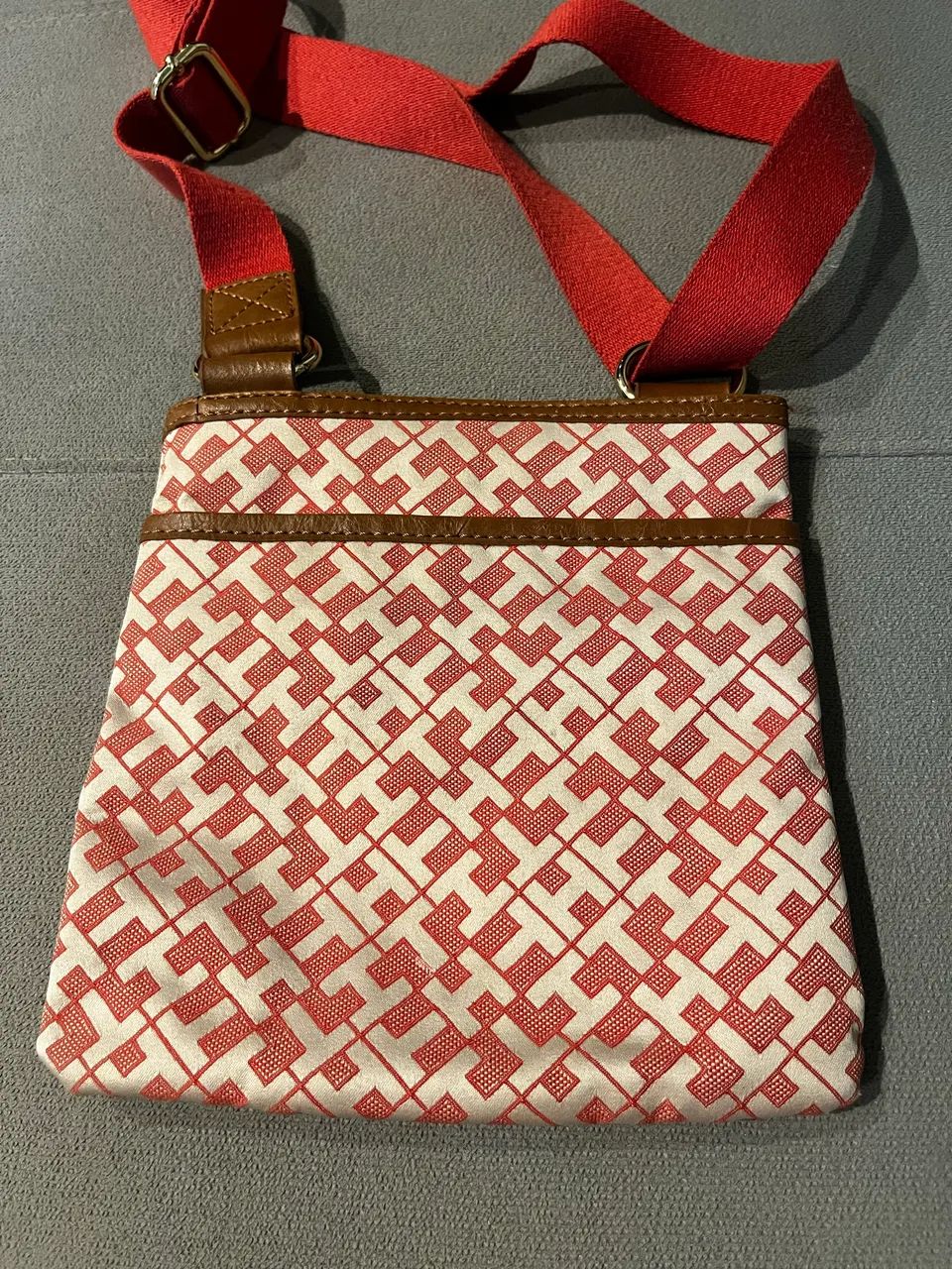 Bolsa Tommy Hilfiger bege com vermelho tira colo - Foto 2