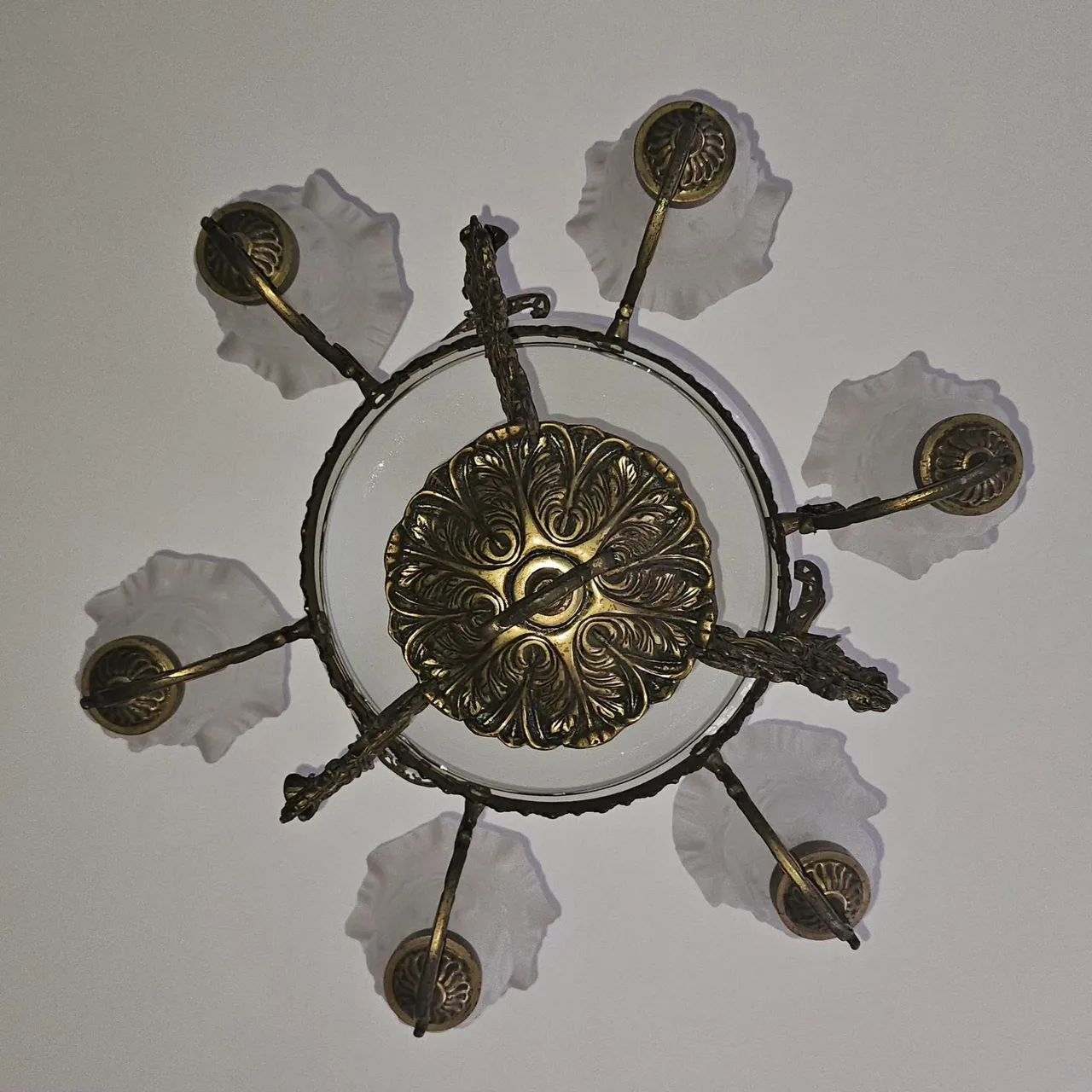 Lustre Clássico em Bronze com 6 Tulipas e Cúpula Central de Vidro - Foto 5