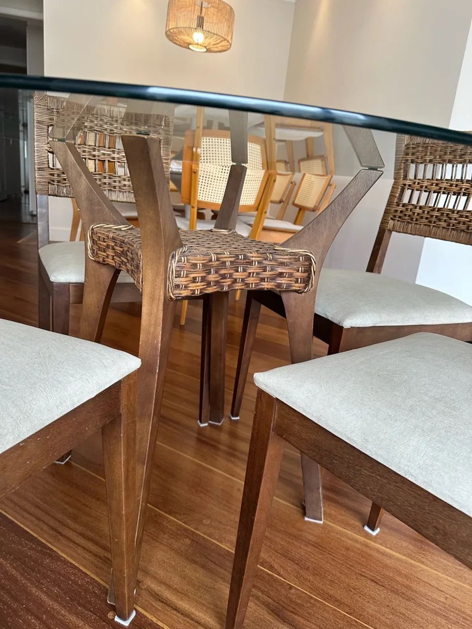 Mesa de jantar redonda em madeira maciça + 4 cadeiras - Foto 3