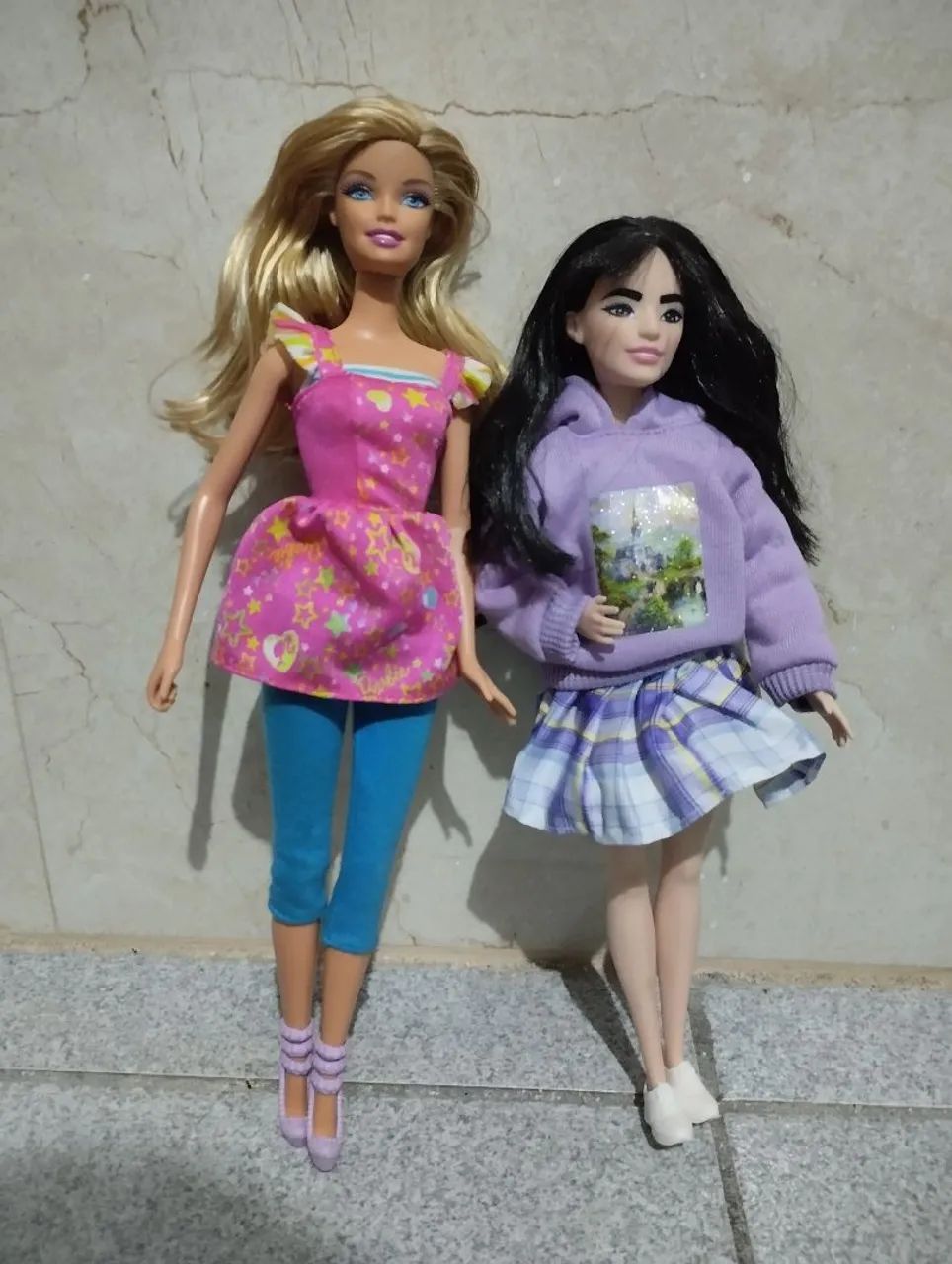Barbie asiática e Barbie loira