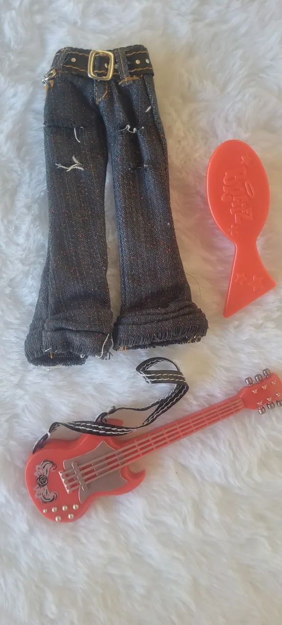 Lote Bratz Roupa e Acessórios