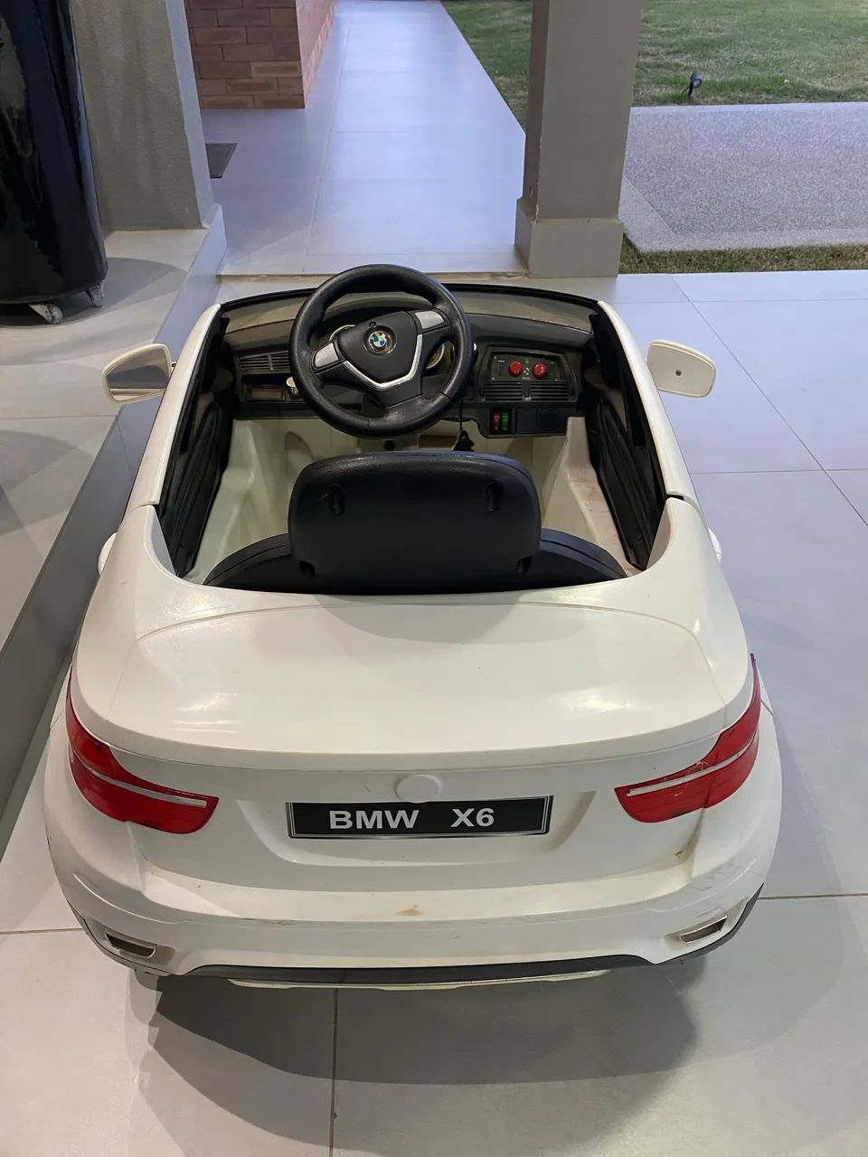 Carro BMW elétrico para criança  