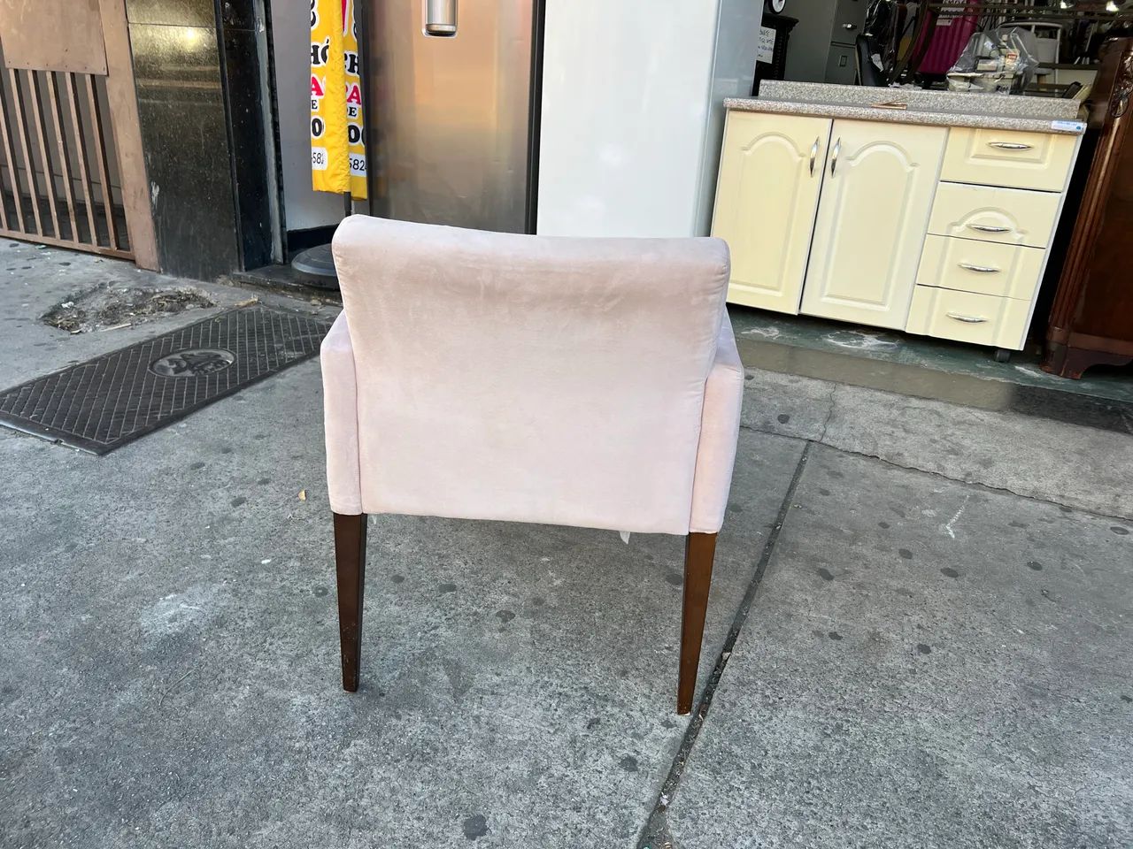Poltrona Decorativa de Veludo com Pés de Madeira  - Foto 5