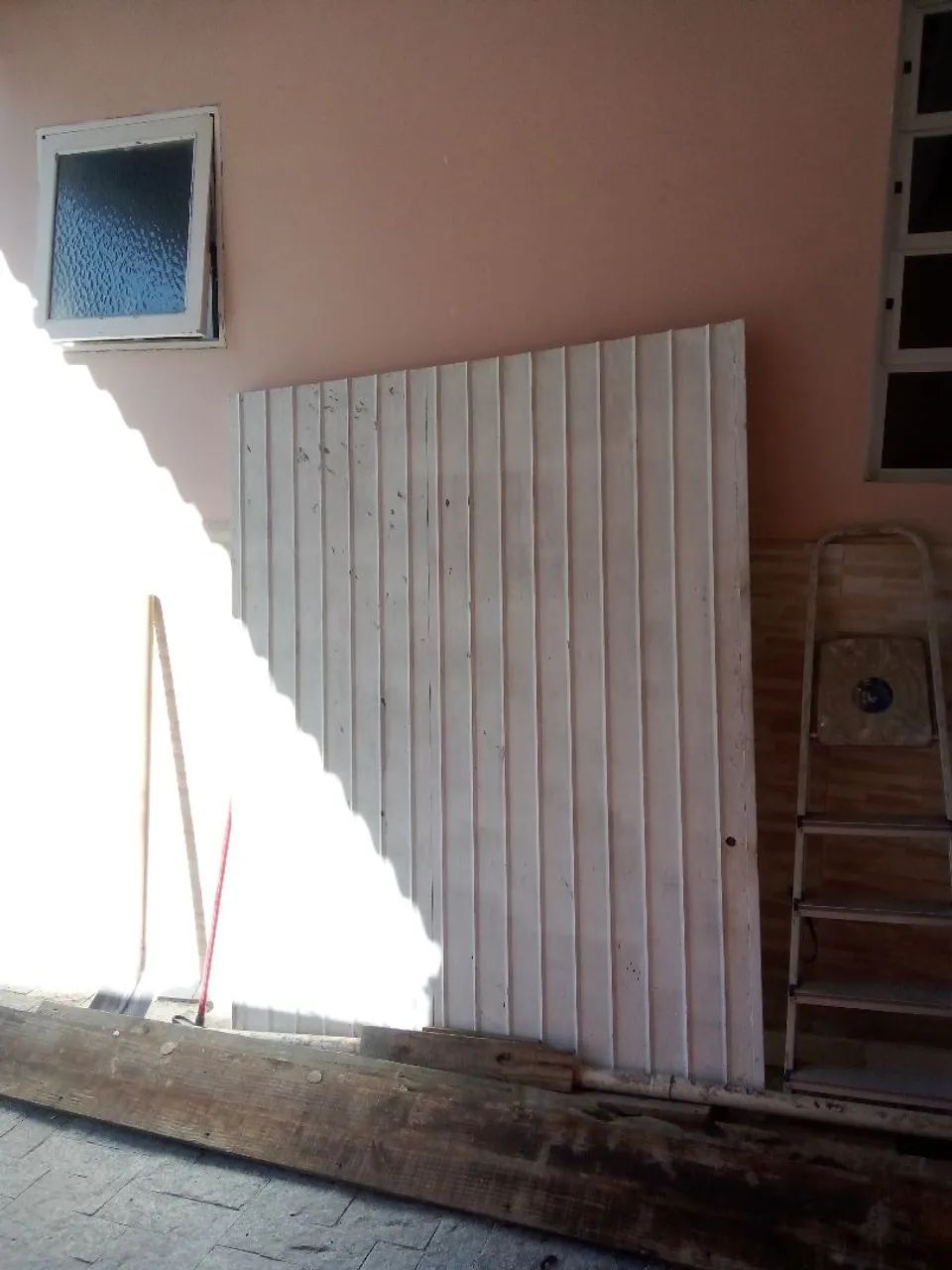 Portão de chapa branco - Foto 2