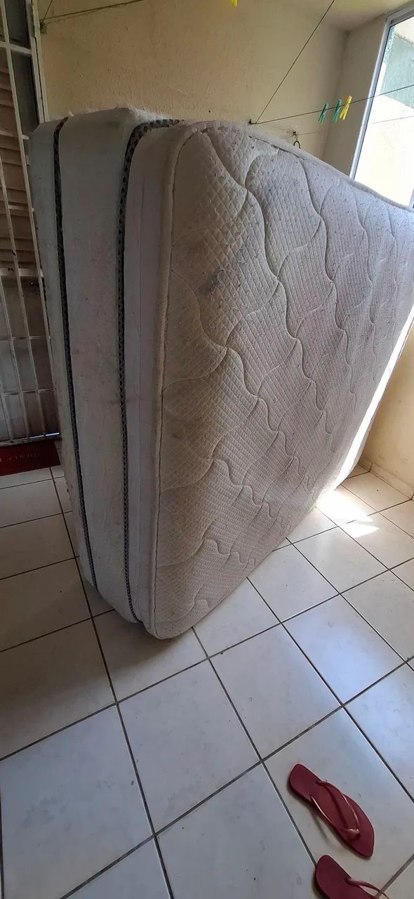 Vende-se cama queen em perfeitas condições ela é bem alta e bem confortável valor 600  - Foto 2
