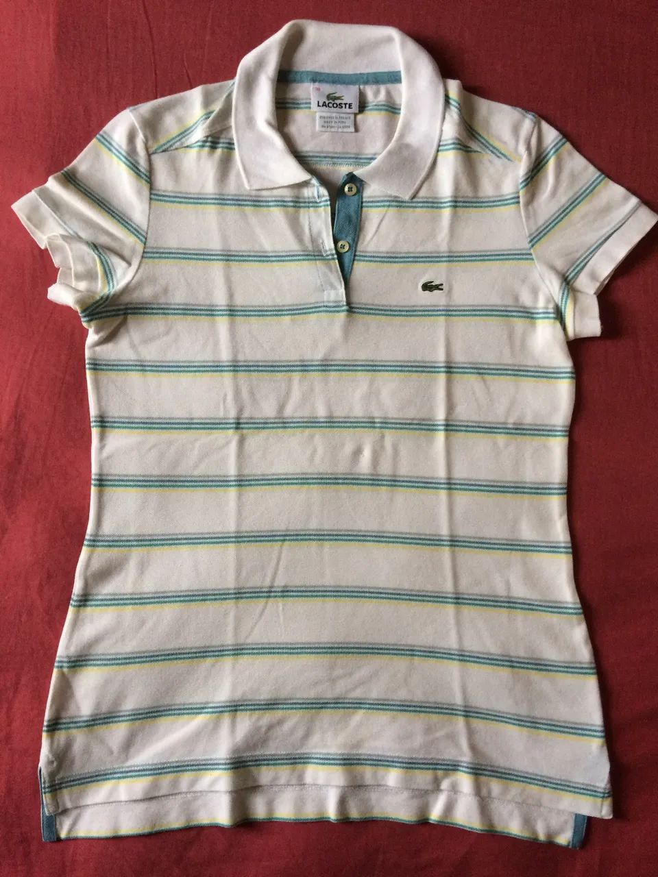 Camisa polo Lacoste feminina.