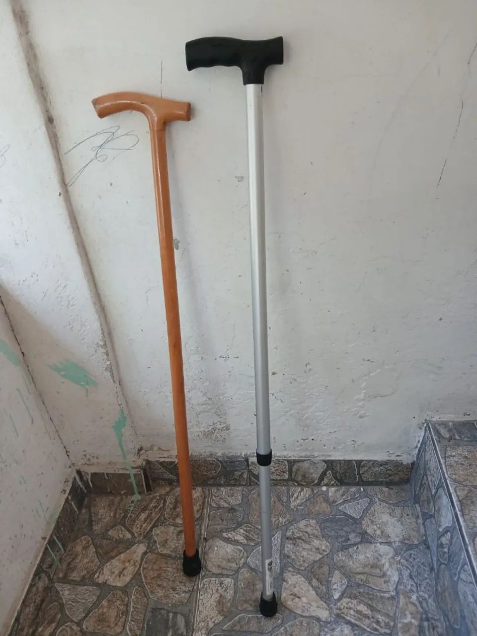 Bengala de madeira e alumínio 