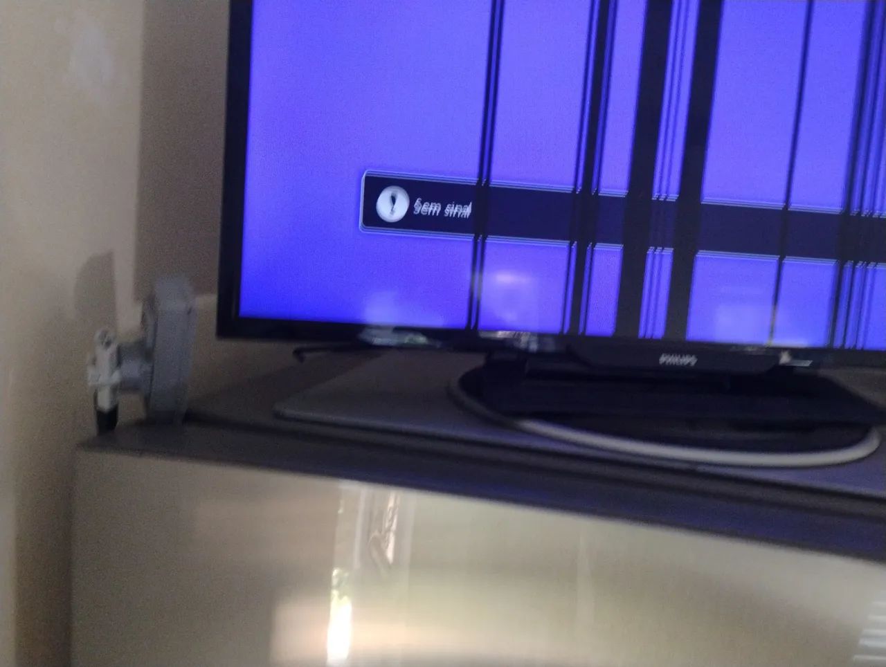 Vendo TV 32 Polegadas, com sinais de luzes .. É Bom para desmanche...marca Philips  - Foto 2