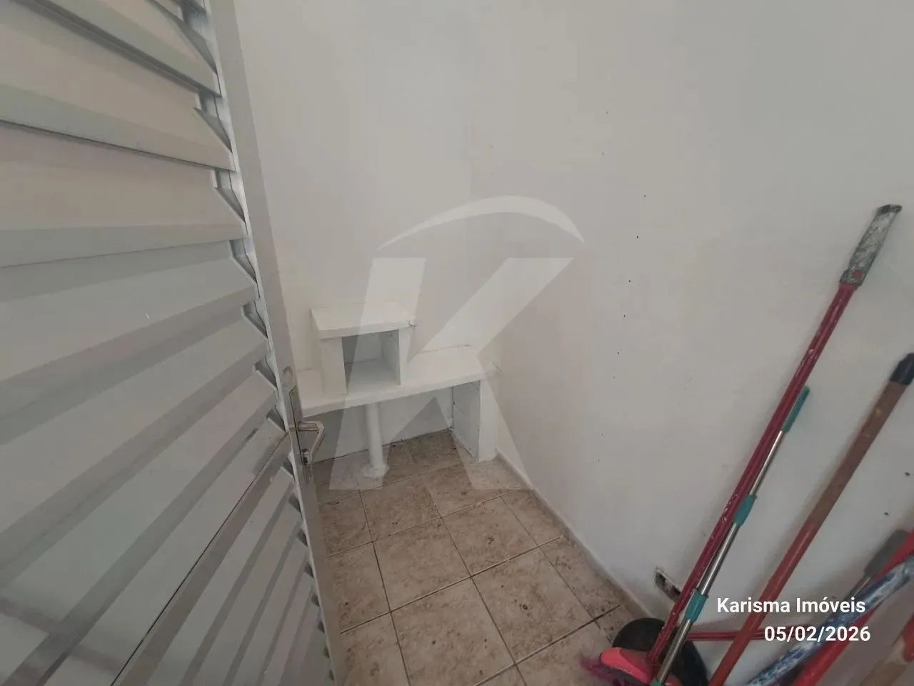 Salão medindo 110 m² com 2 banheiros. - Foto 12