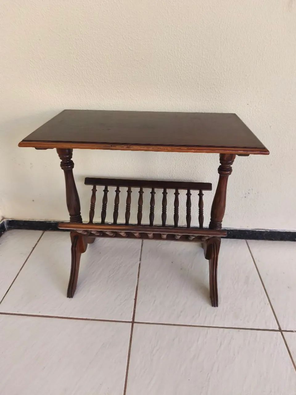 Mesa de Apoio com Revisteiro (02 unidades)