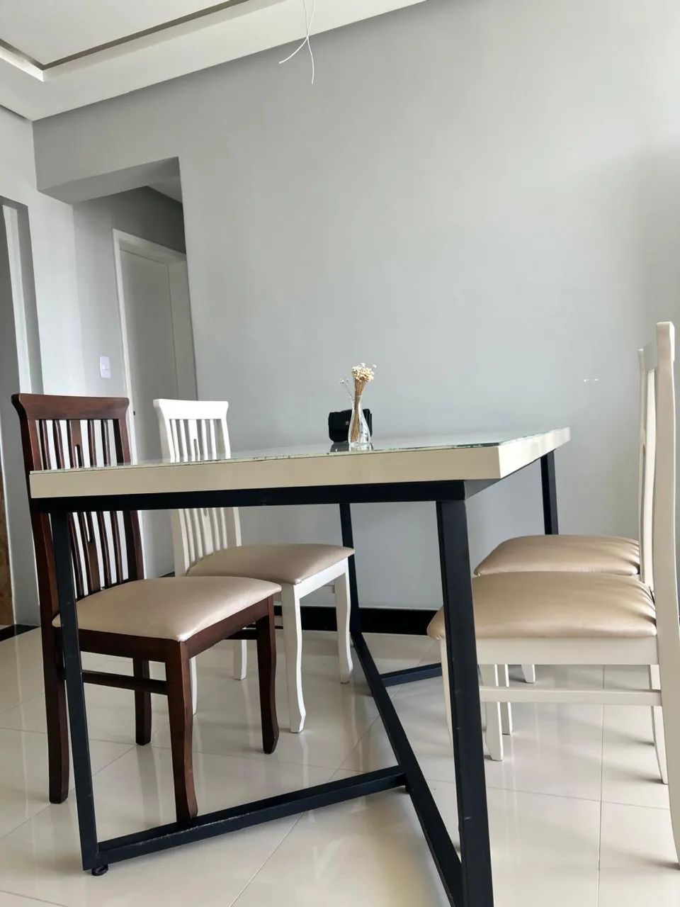 VENDO CONJUNTO DE MESA DE JANTAR + 6 CADEIRAS - Foto 2