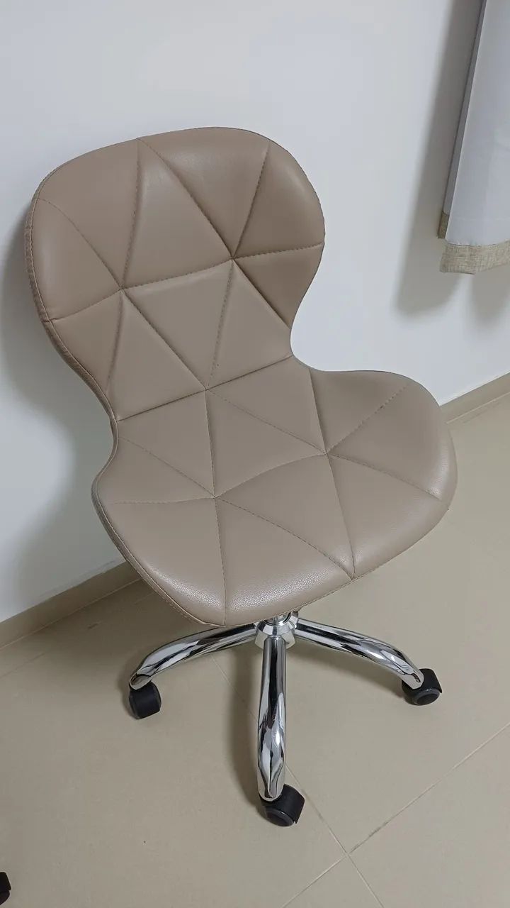 Cadeira giratória Eiffel Slim
