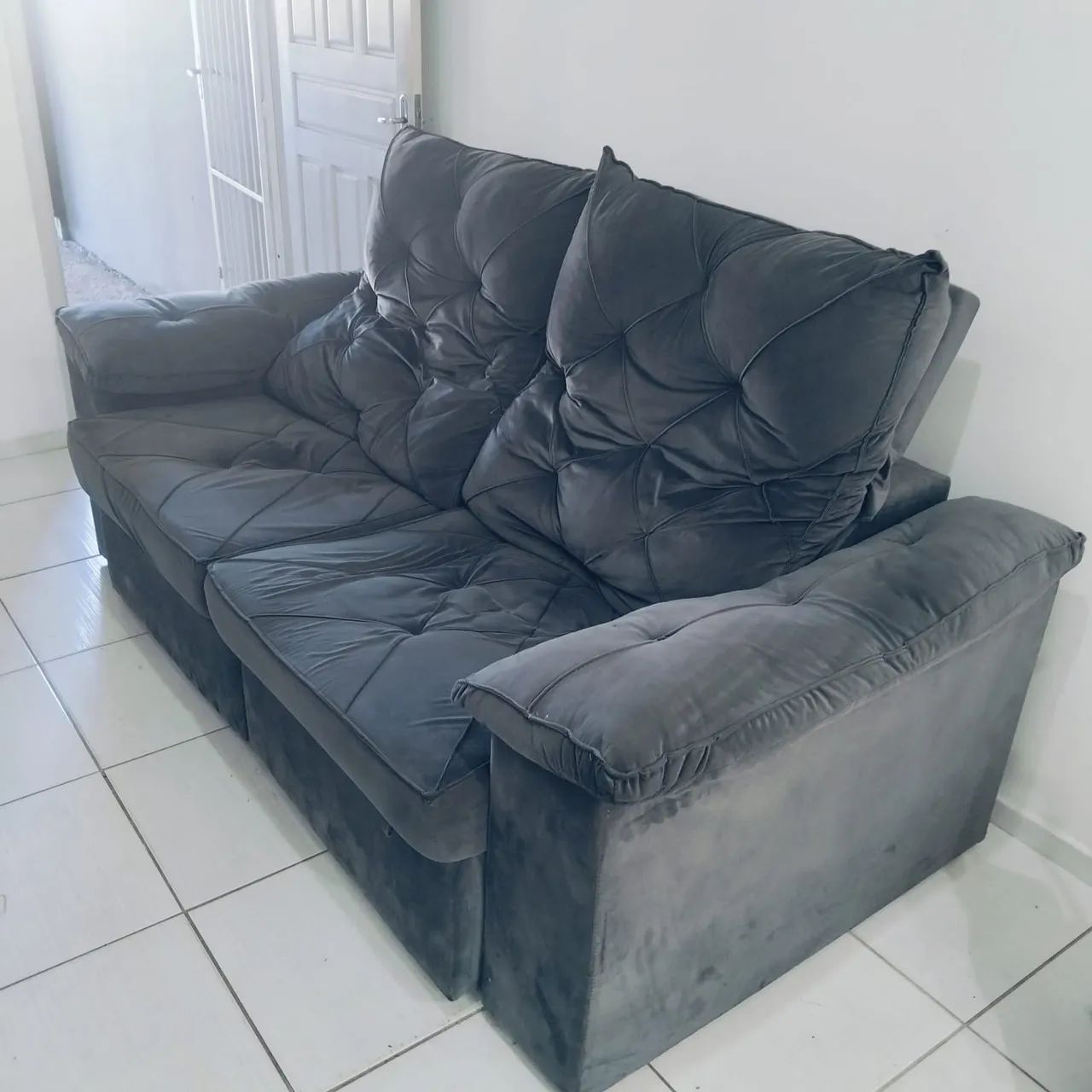 Sofá cinza 2 lugares grande 