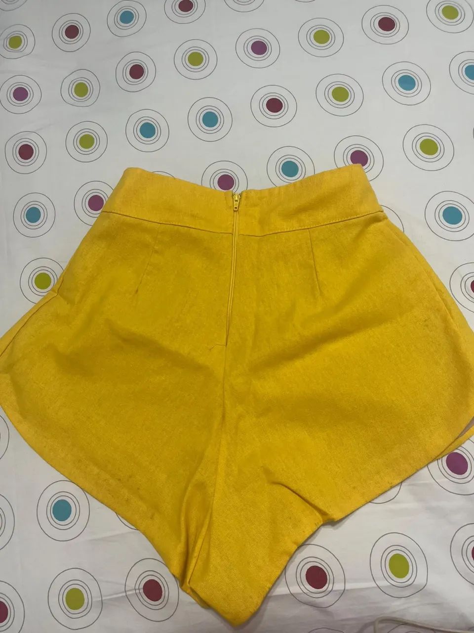 Short amarelo/ branco  - Foto 3