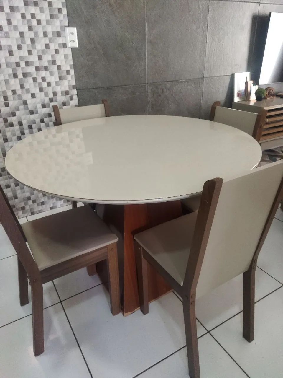 Linda mesa com 4 cadeiras - Foto 3
