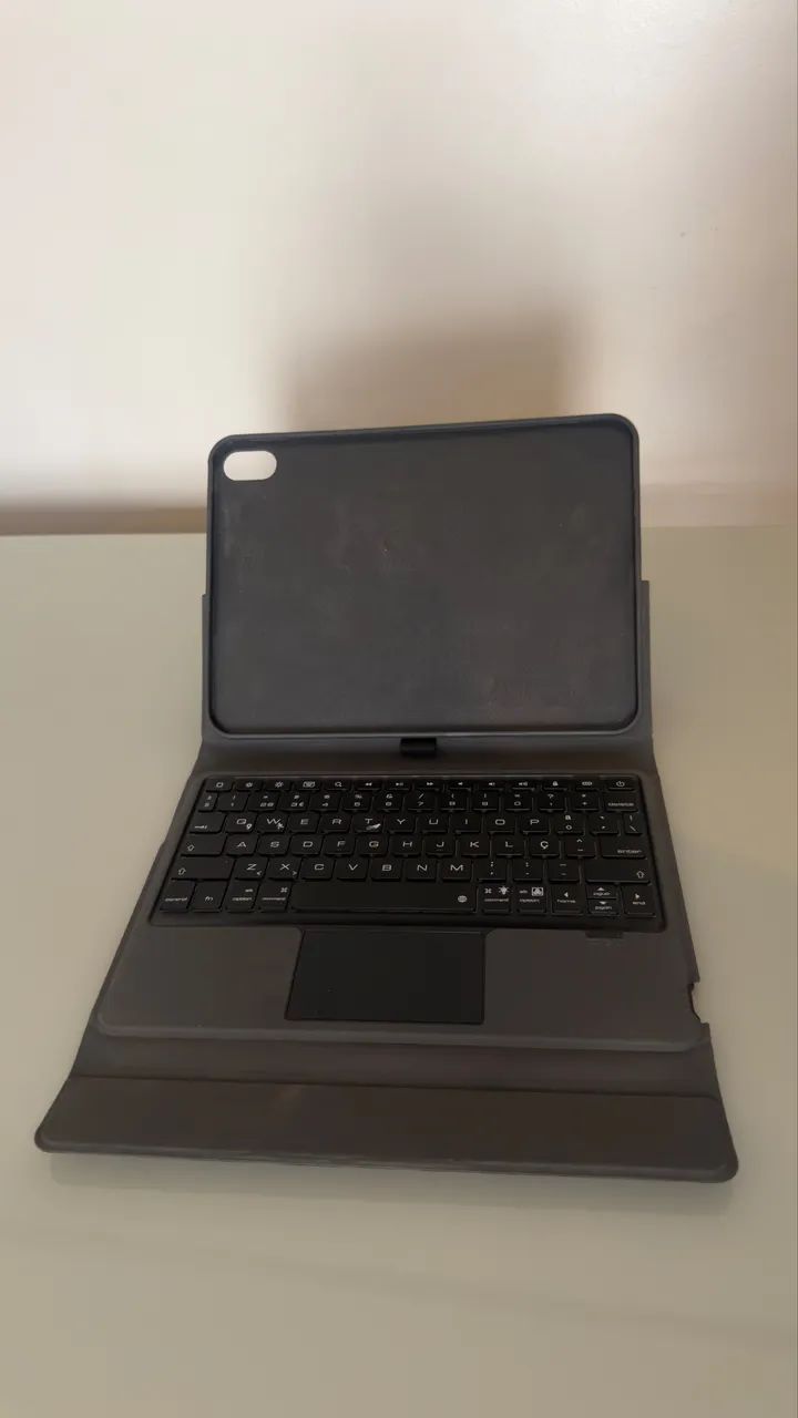 Capa para iPad com teclado e trackpad e apoio para caneta  - Foto 2
