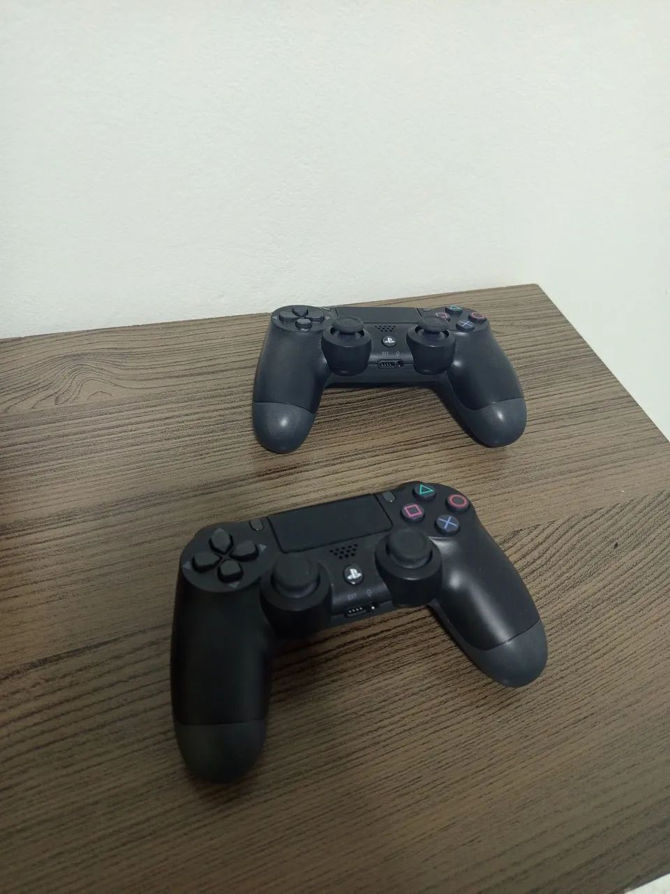 Vendo play 4 com 3 jogos e 2 controles originais  - Foto 2