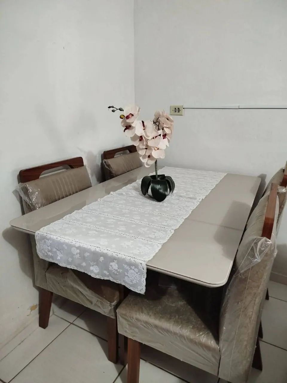 VENDO MESA DE JANTAR COM 4 CADEIRAS 