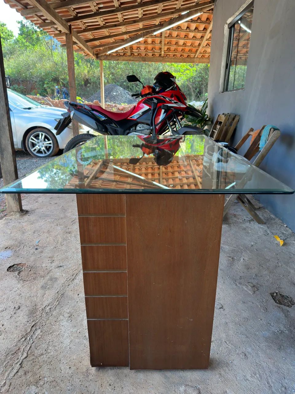 Vendo mesa de vidro com base em madeira de verdade  - Foto 2
