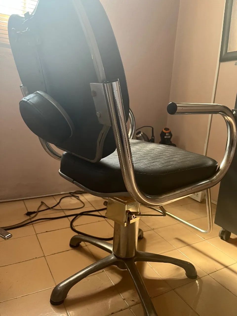 Cadeira hidráulica e lavatório 