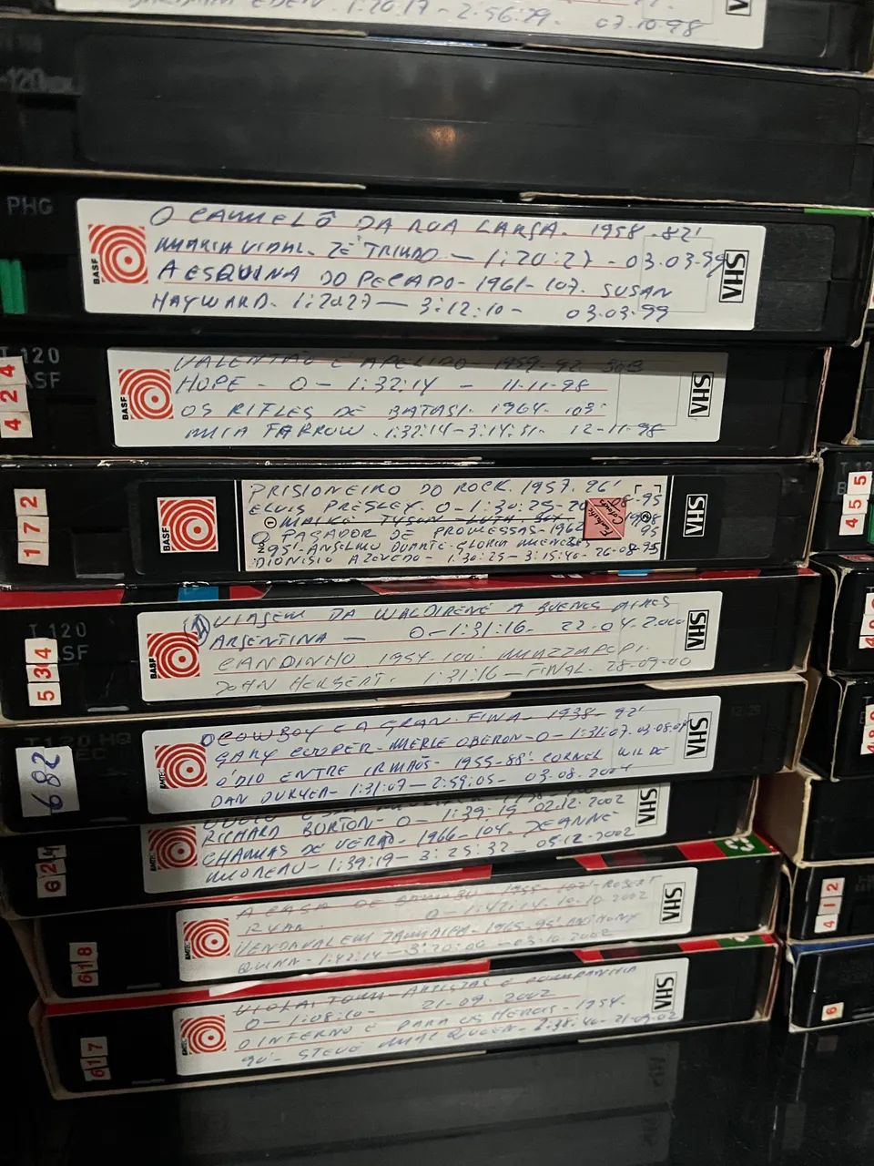 Vinte fitas de VHS gravadas 