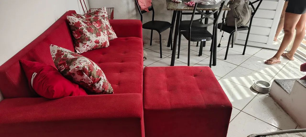 Sofá três lugares e pulf com almofadas e  - Foto 2