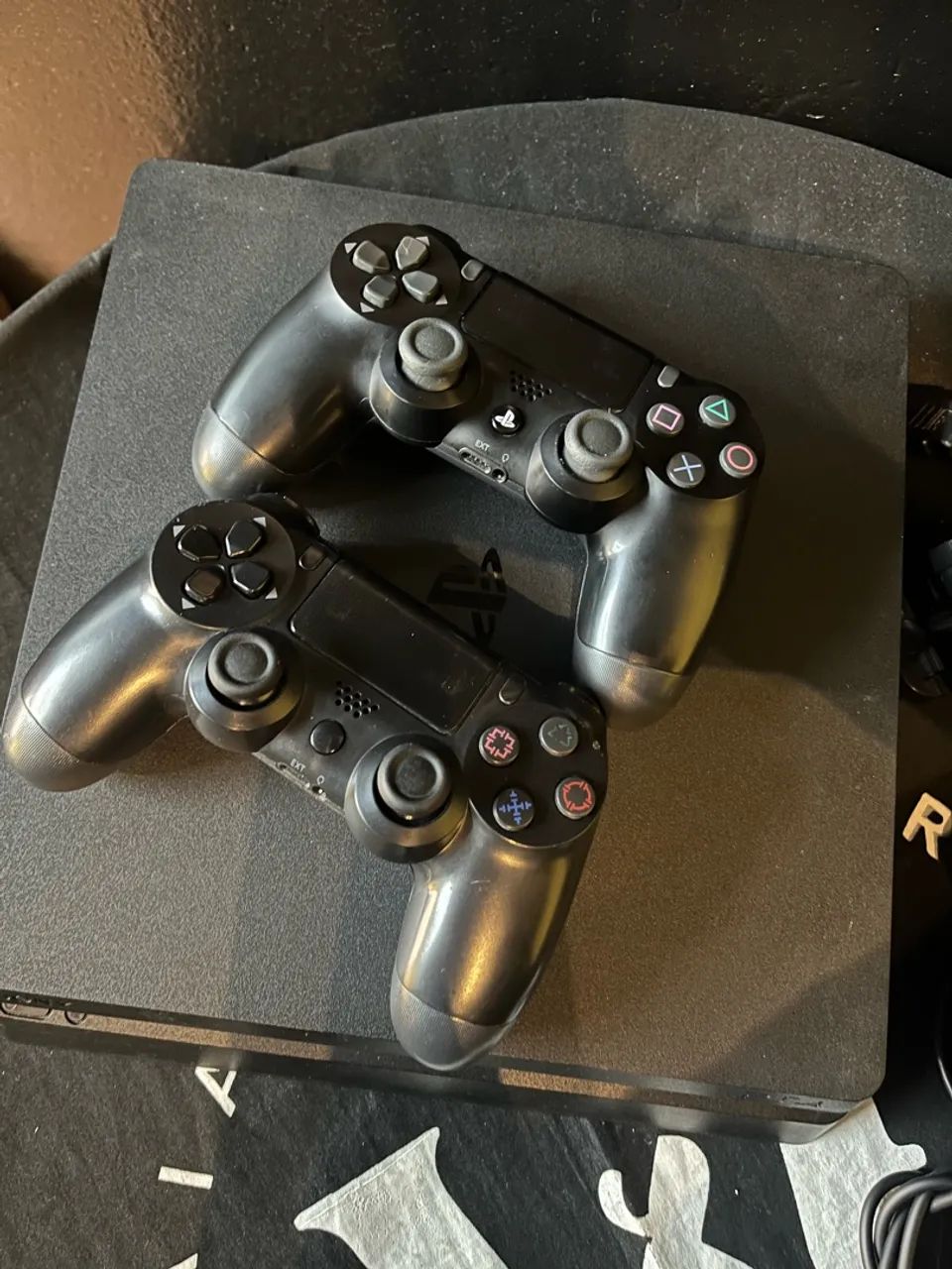 Ps4 slim 1Tb 2 controles 