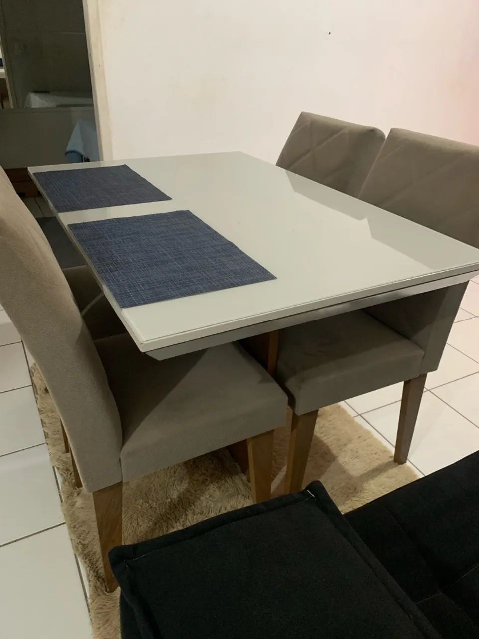 Mesa de jantar com quatro cadeiras ótimo estado  - Foto 2