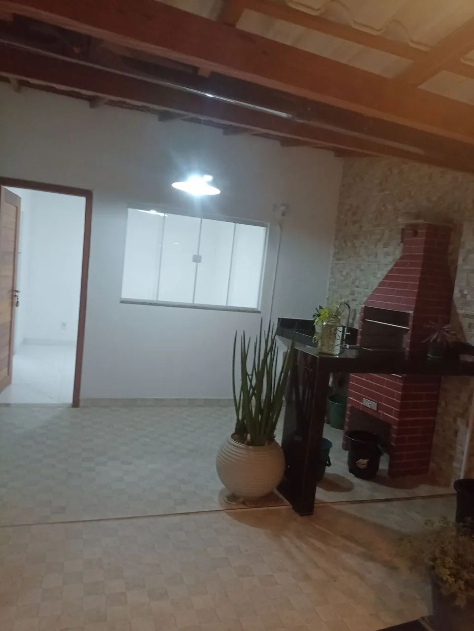 É uma suíte que fica na área gourmet e na casa principal tem 2moradores. 
