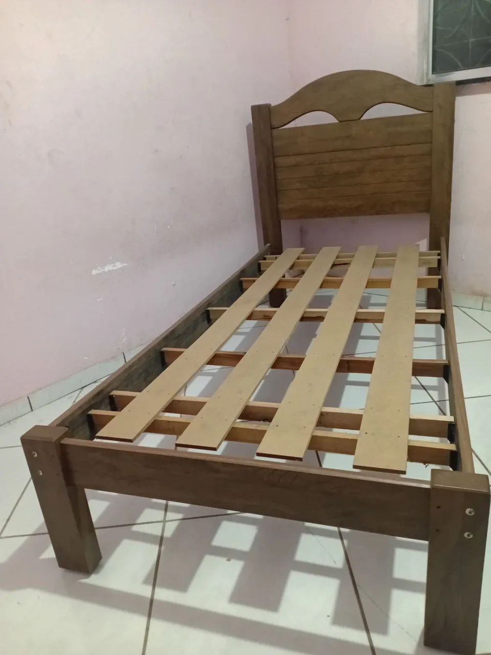 Vendo cama de solteiro com colchão 