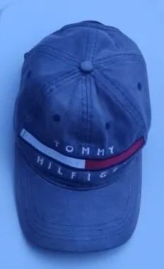 Bone em tecido cinza chumbo com detalhes branco e vermelho tommy hilfiger