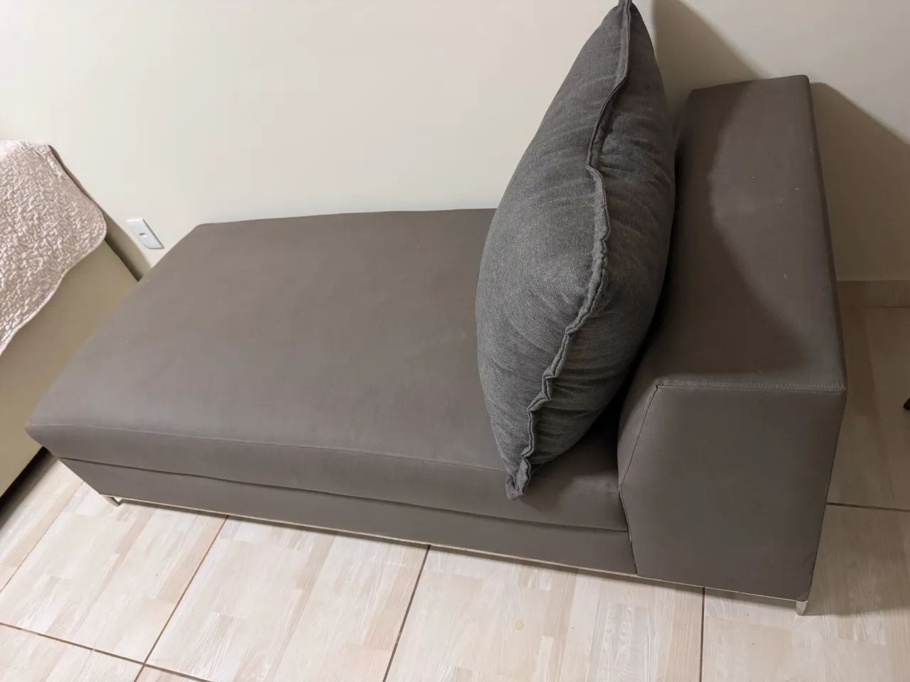 Recamier revestido couro e almofada solta pés de metal