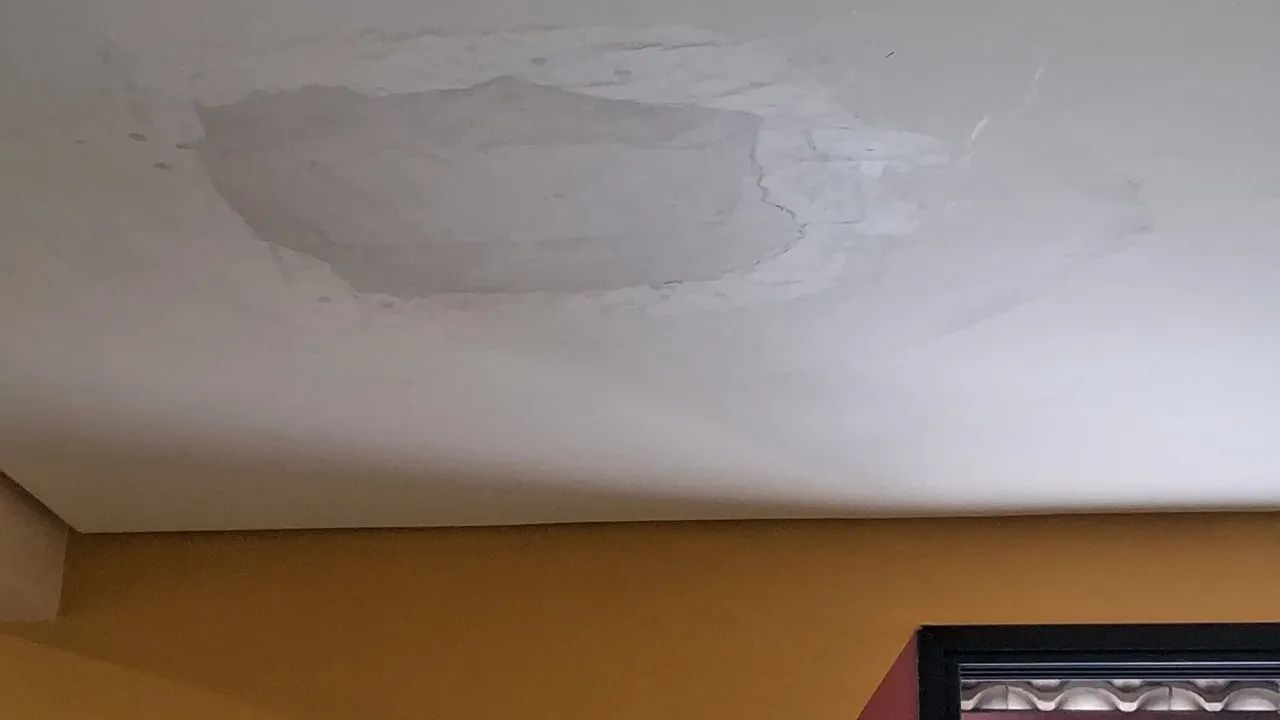 Reparos em gesso moldura