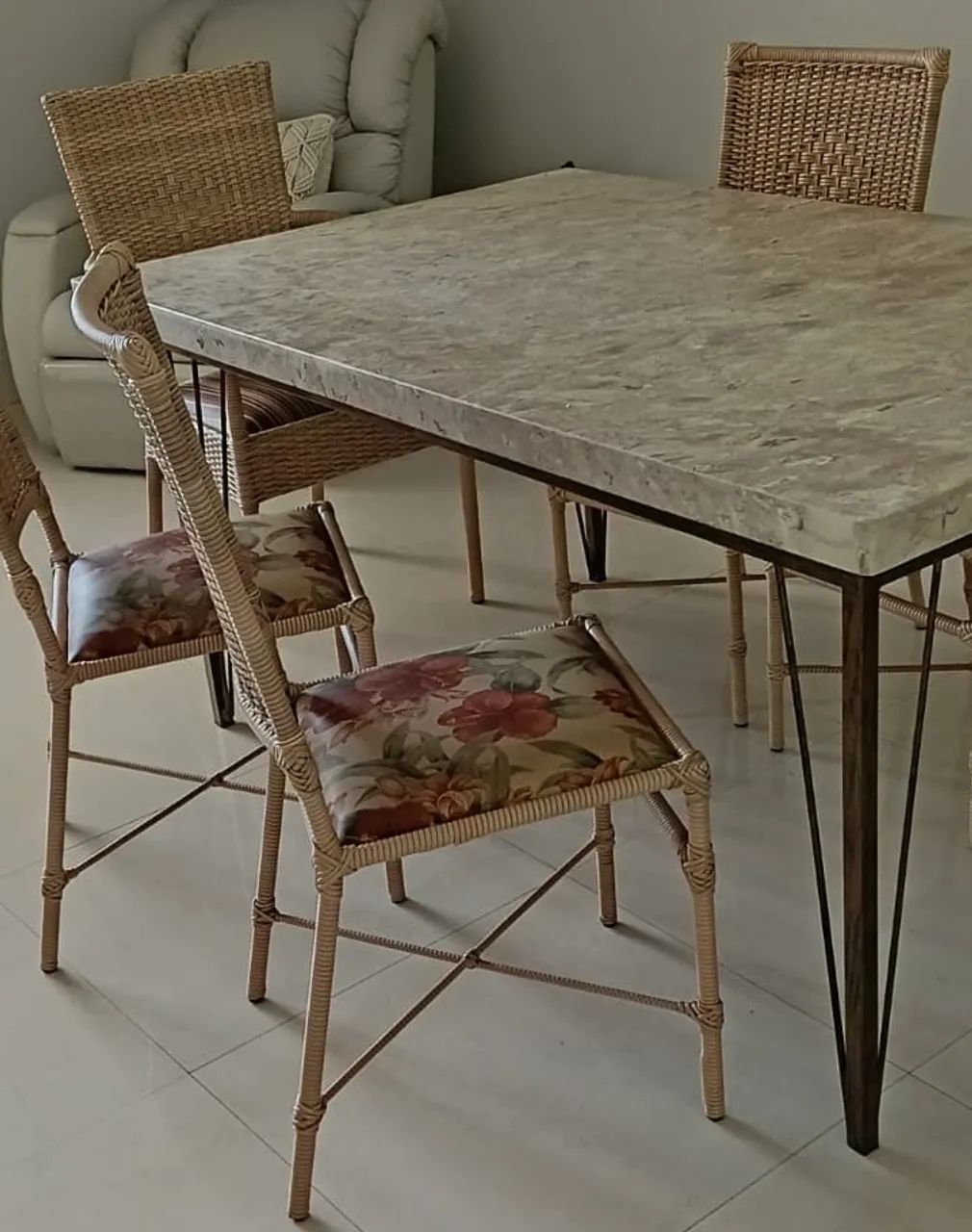 Mesa de jantar em mármore e ferro com 6 cadeiras - Foto 4
